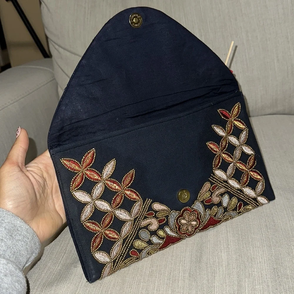 Franchesca embroidered hand bag. - Picture 5 of 7